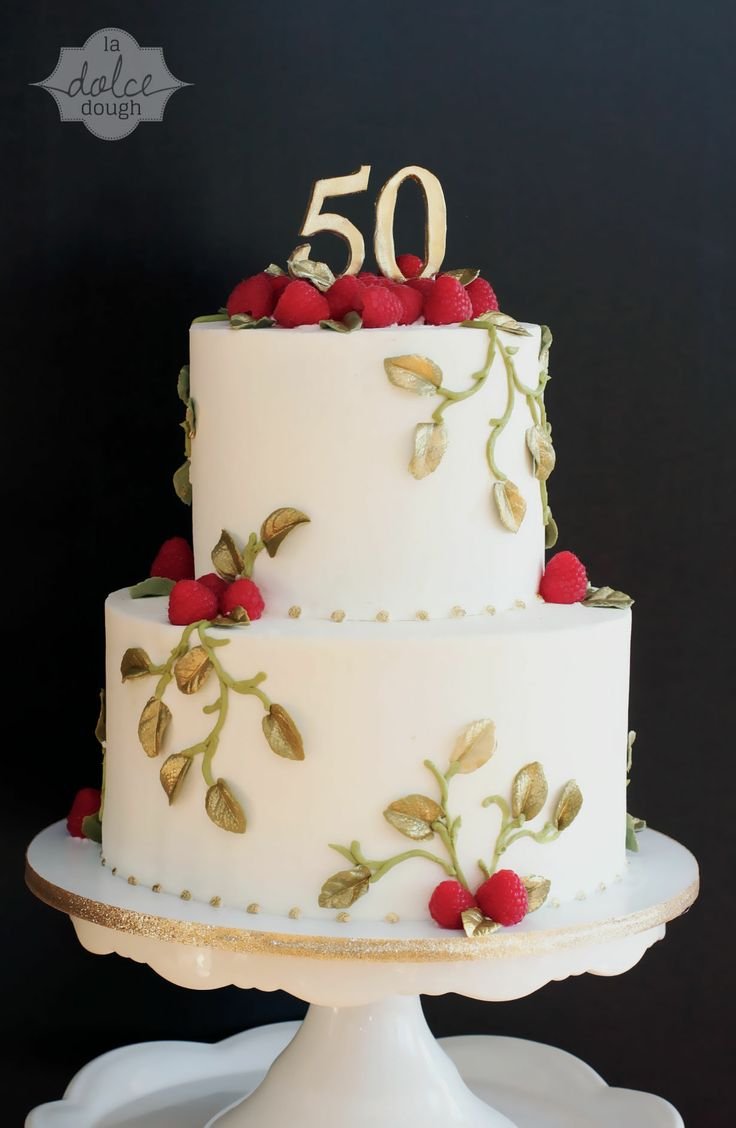 Свадебный торт с кремовыми цветами