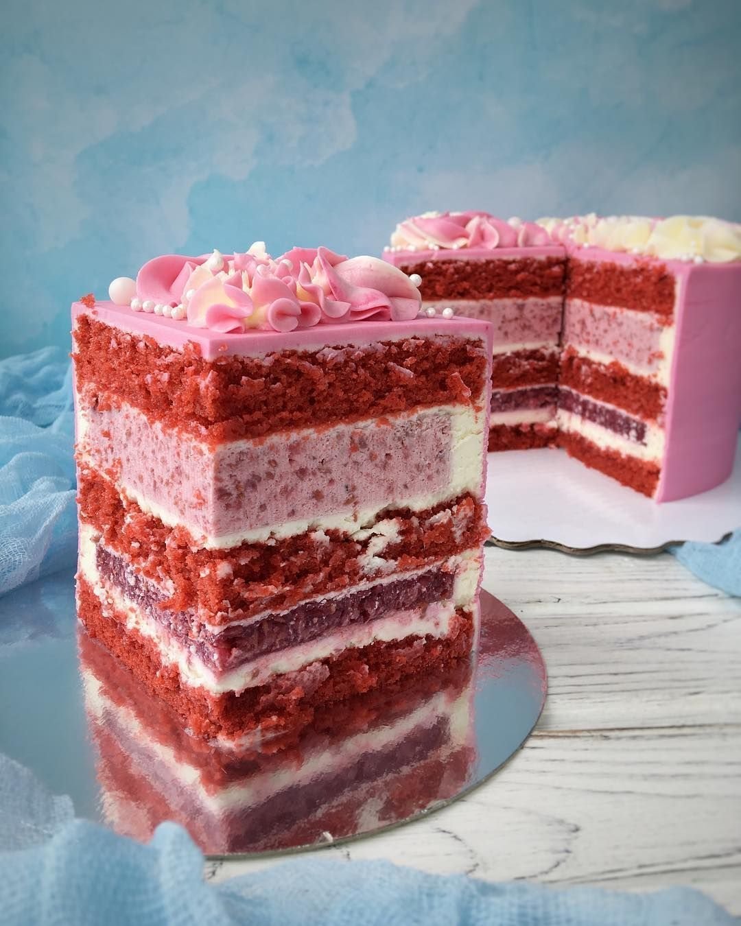 Начинки торта фото. Красный бархат с малиновым конфи. Красный бархат с кремом чиз. Торт красный бархат Гулливер. Торт красный бархат с малиновым конфи.