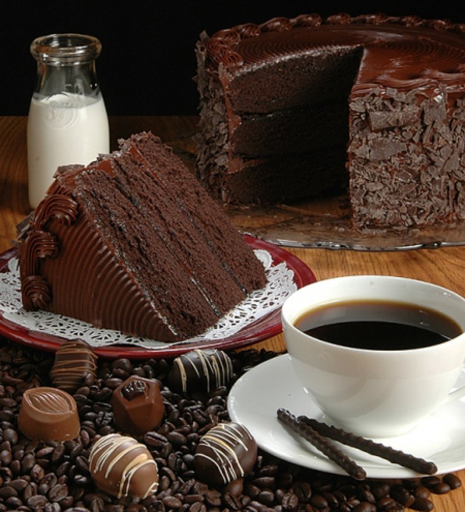 Шоколадное пирожное и кофе
