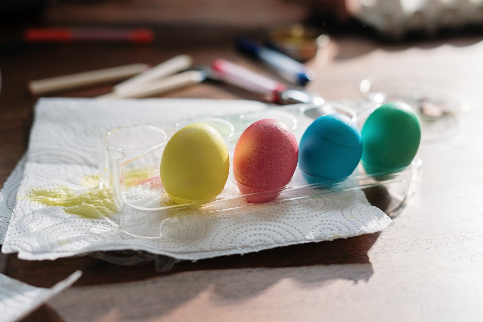 Яйца без красителей. Краска для пасхальных яиц. Краска для яиц на Пасху. Краска для окрашивания яиц на Пасху. Окрашивание яиц красителями.