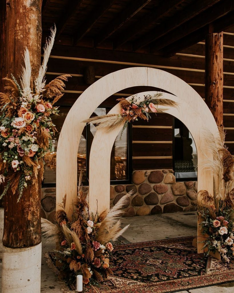 Свадебная арка с перьями