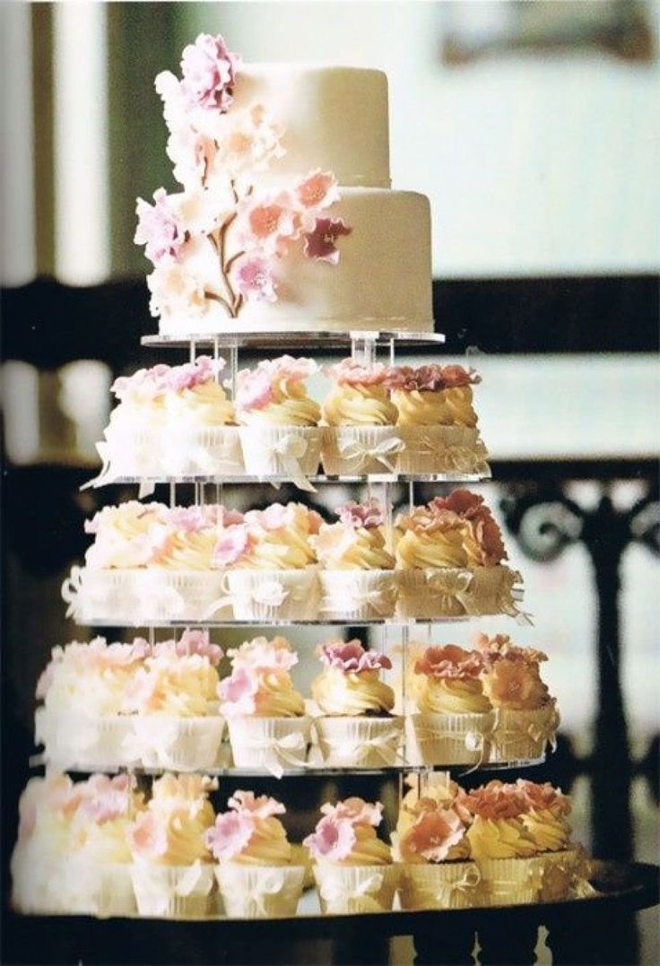 Свадебный торт из пирожных