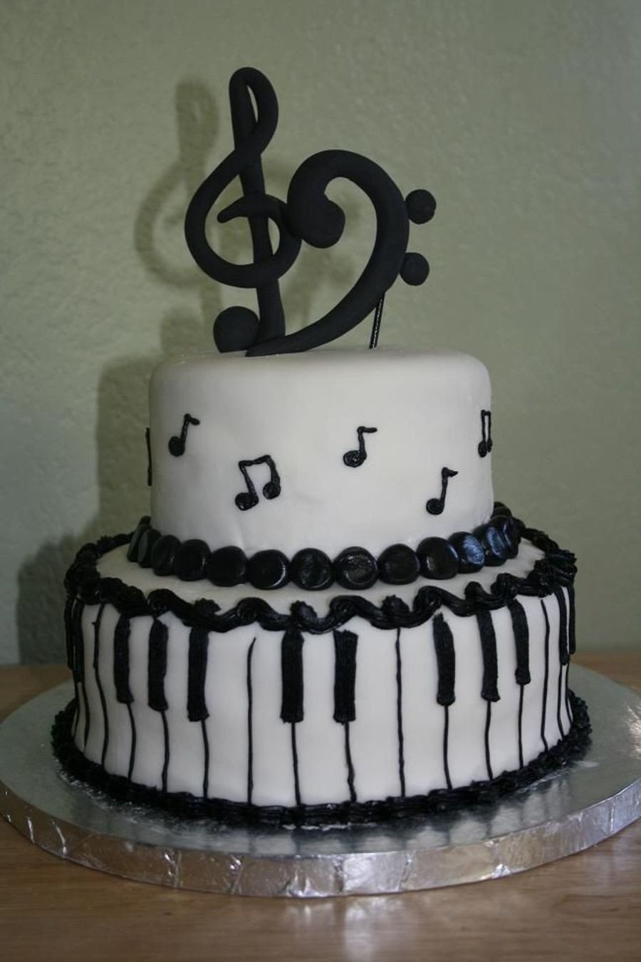 Торт с декором музыкальным