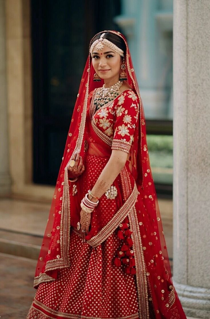 Красивые индийские невесты в свадебных Сари и украшениях