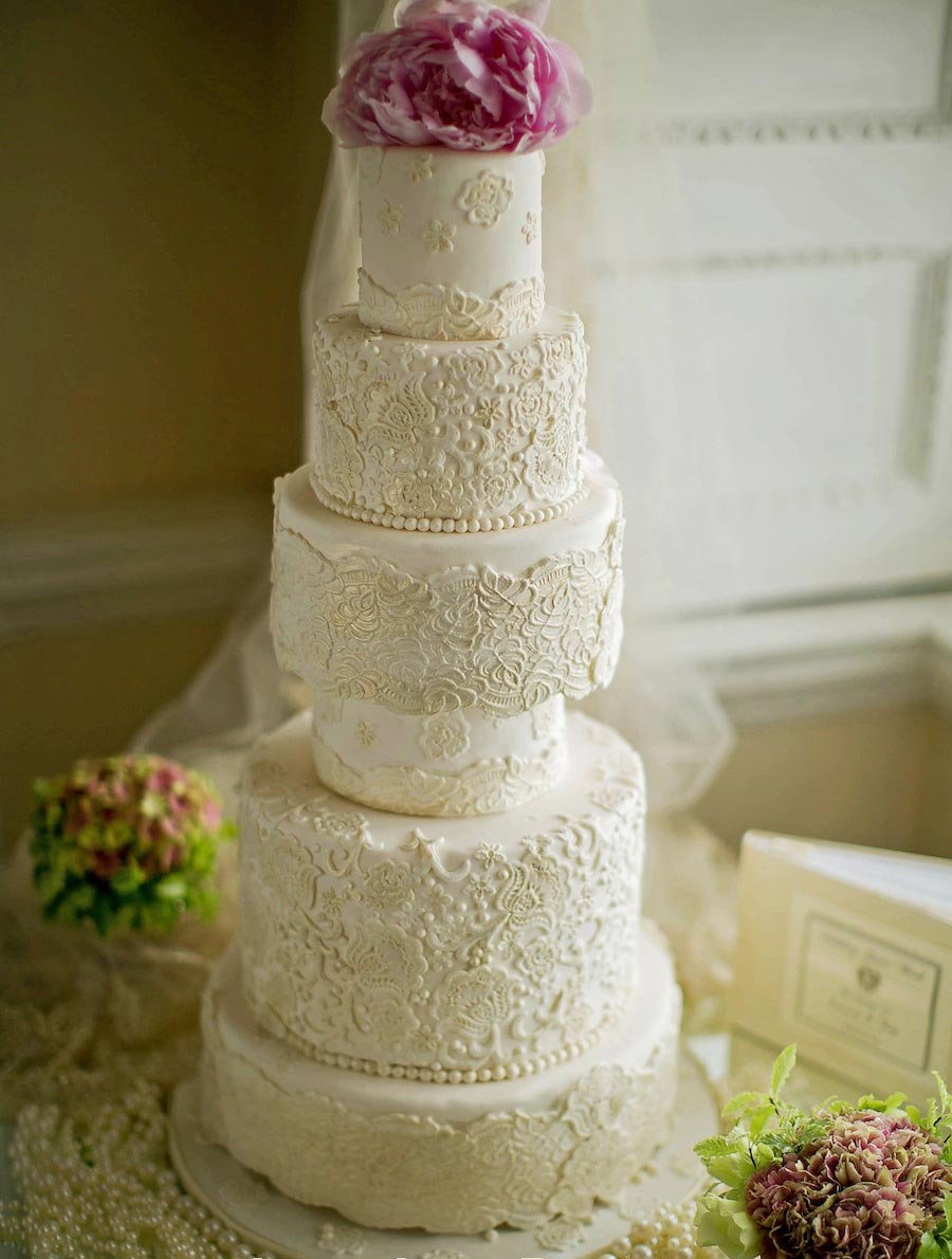 Свадебный торт трехъярусный белый с серебром