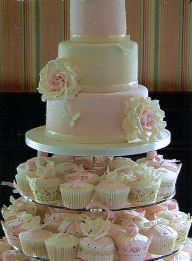 Торт свадебный трехъярусный на подставке