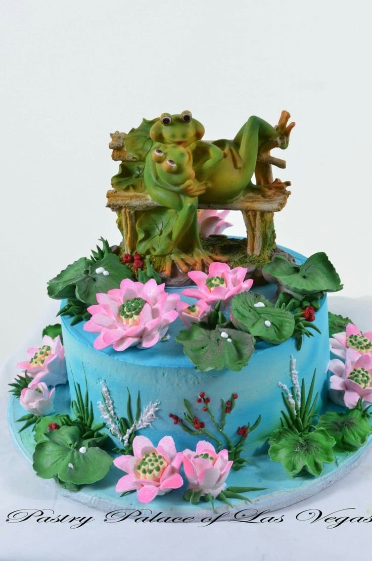 Двухярусный торт с лягушкой