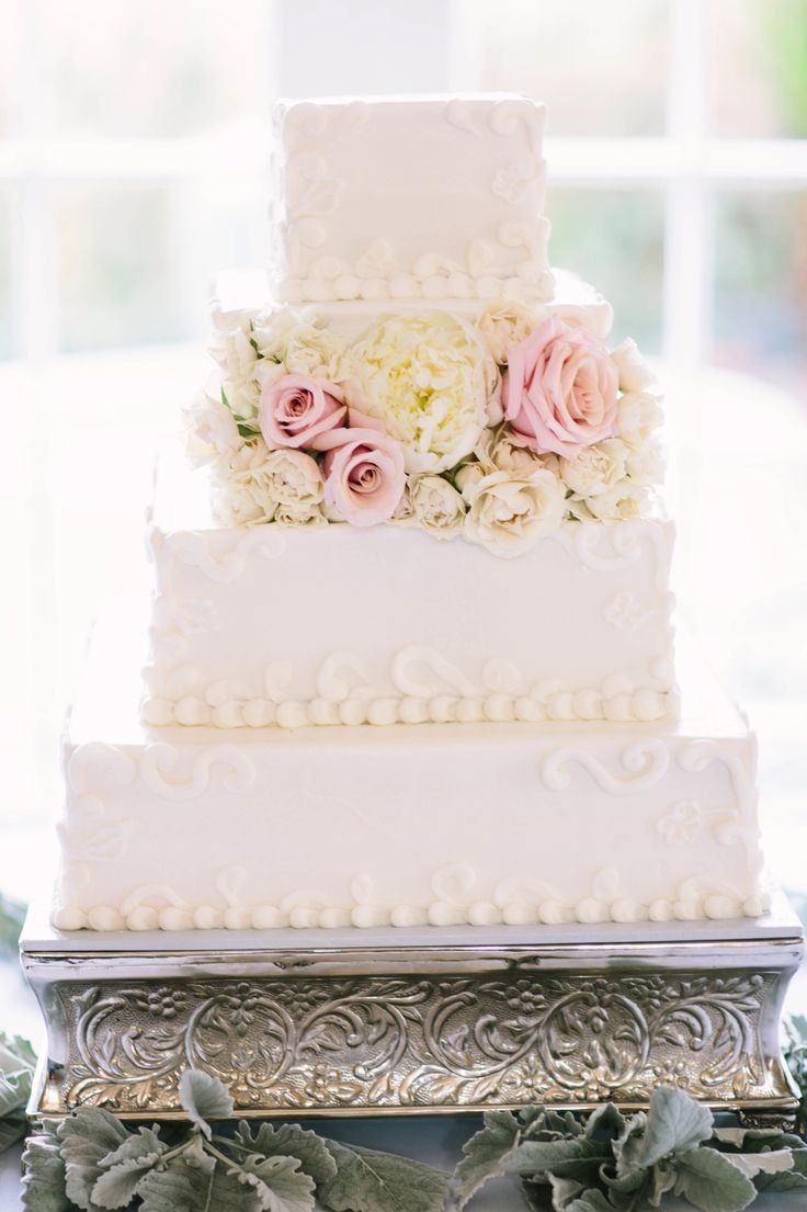 Четырехэтажный торт квадратный большой свадебный