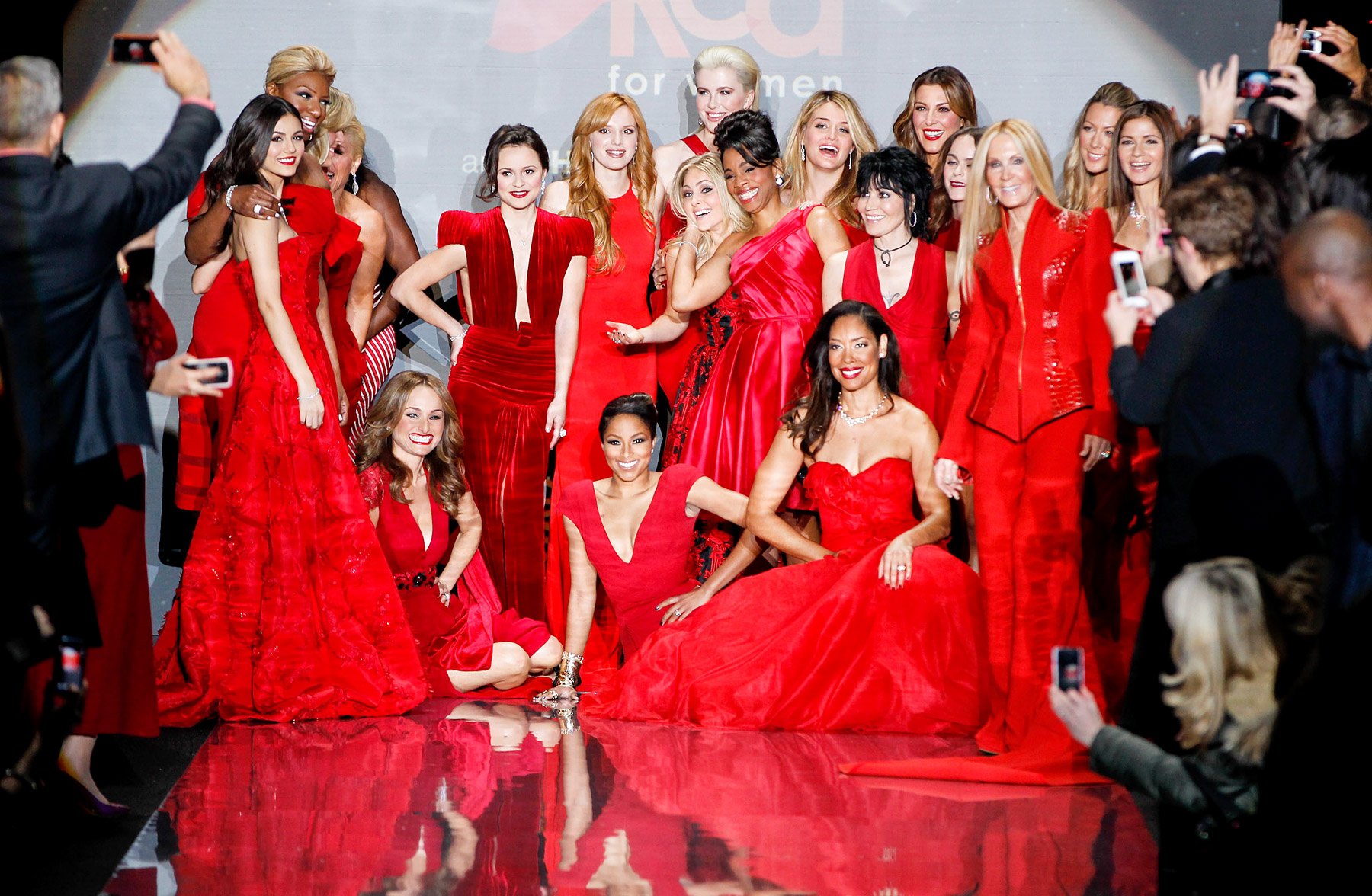 Несколько девушек в Красном платье