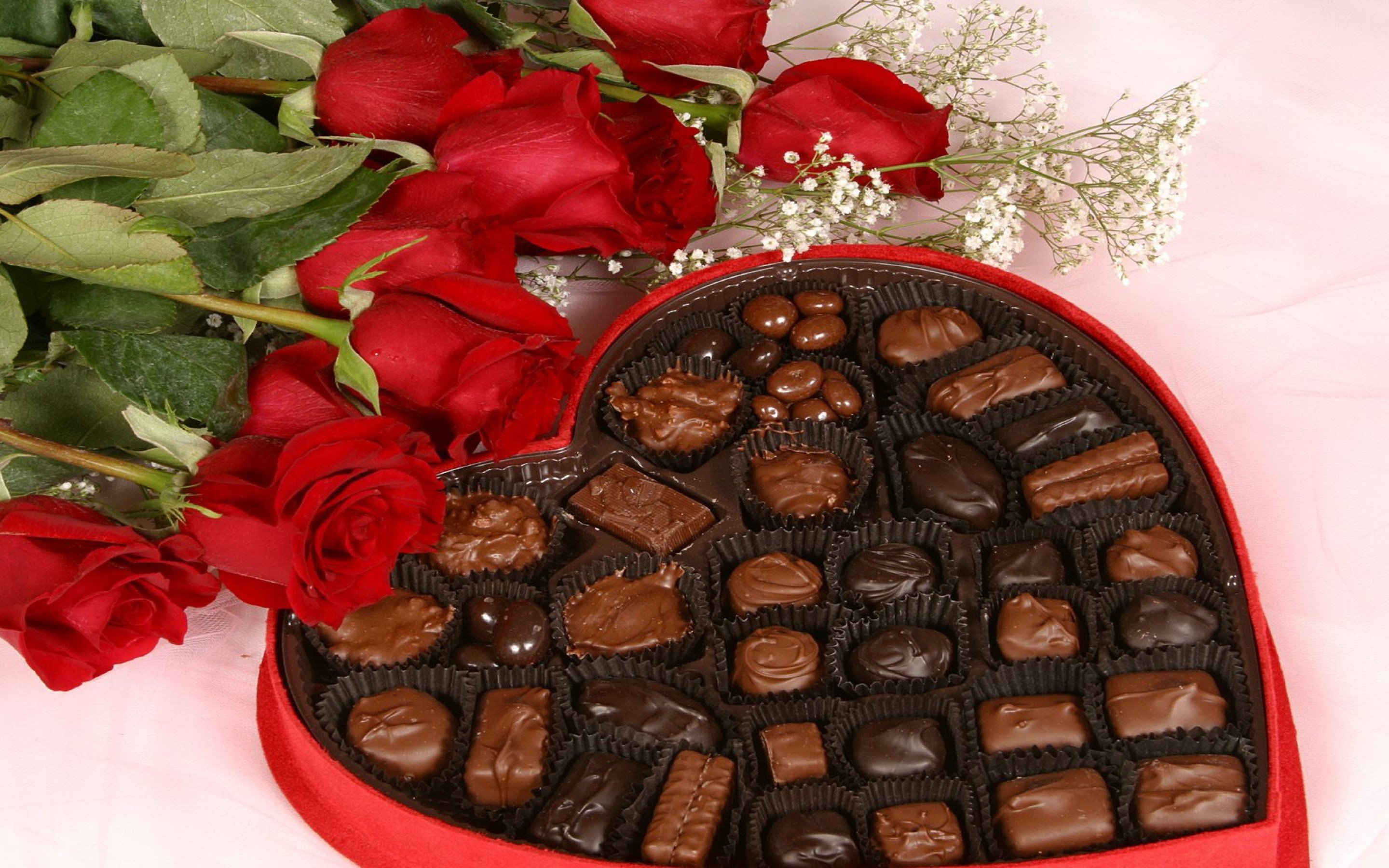 Цветы и шоколадка. Букет с шоколадом. Цветы с конфетами. Красивые конфеты. Шоколадные конфеты и цветы.