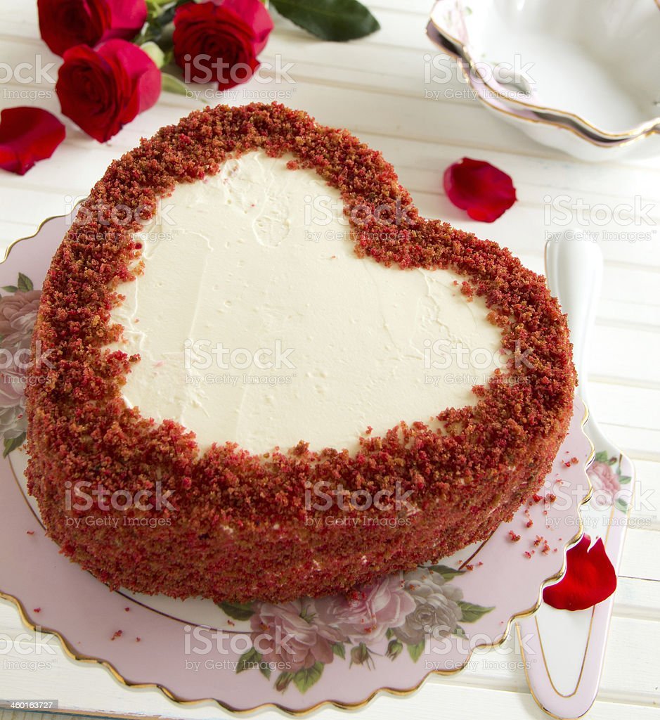 Бисквитный торт в виде сердца
