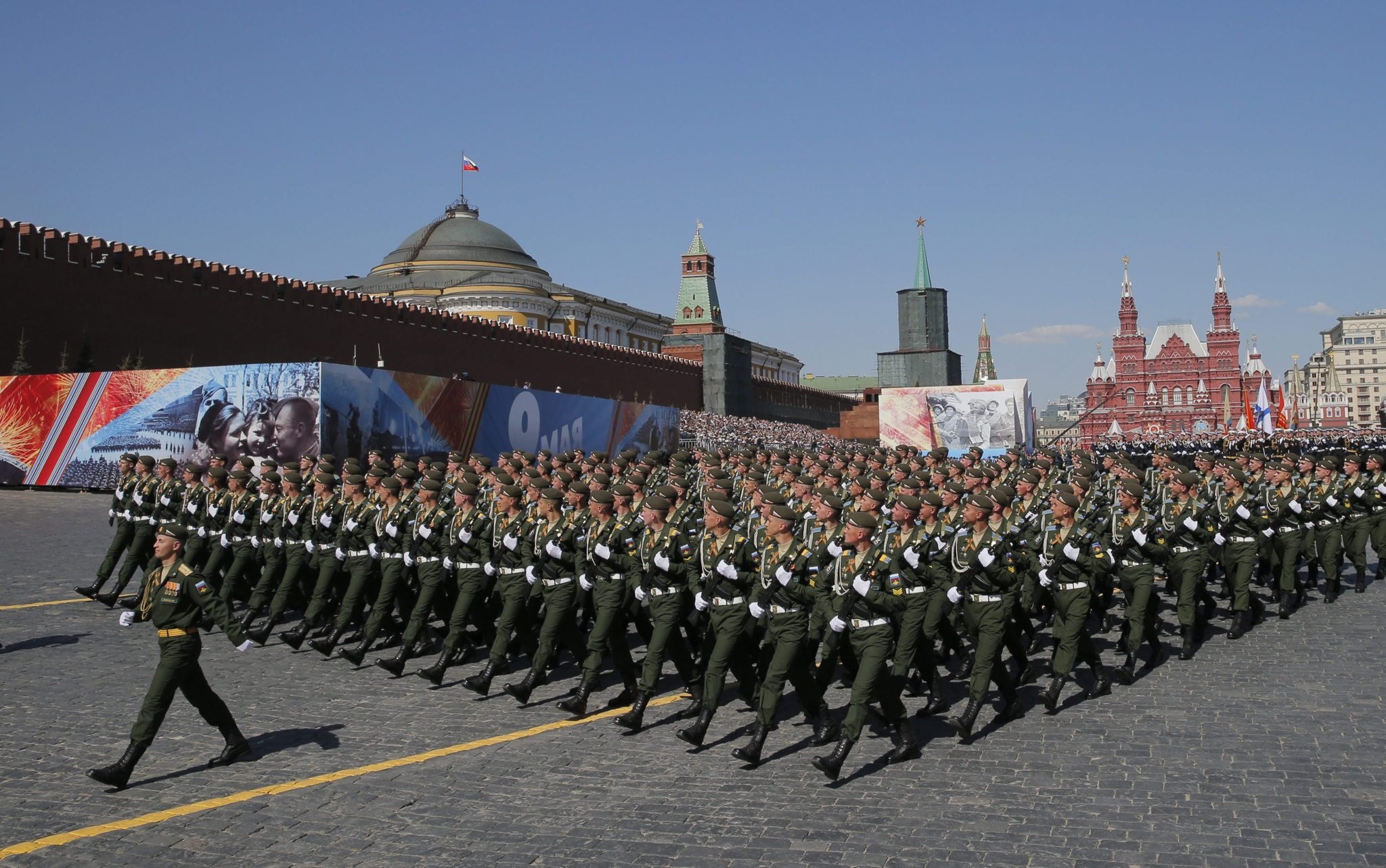 Будет ли военный парад. Марширующие солдаты на красной площади 9 мая. Парад Победы в Москве. Парад Победы на красной площади в Москве. Воинский парад на красной площади.