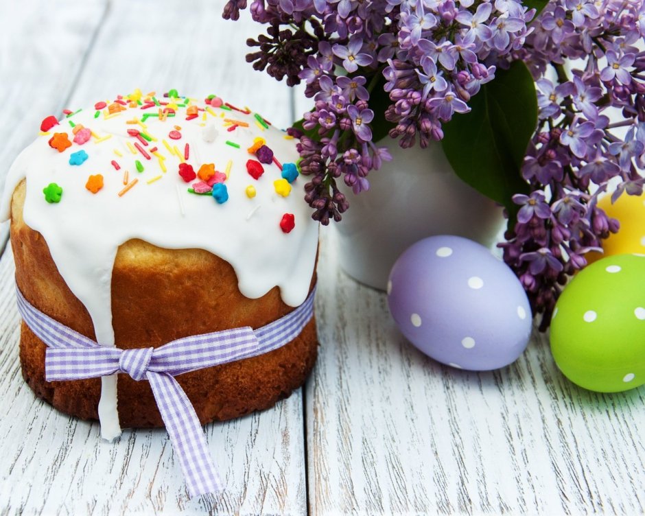 Пасхальные яйца и куличи