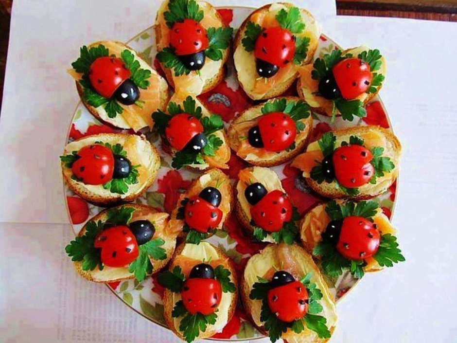 Канапе «Божья коровка» с маслинами