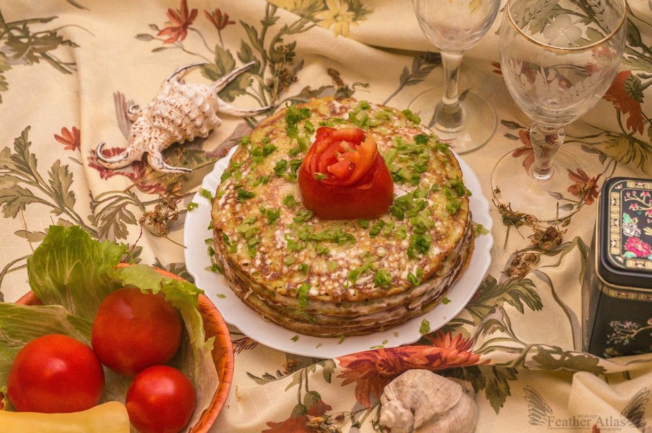 Кабачковый торт с помидорами и чесноком и сыром