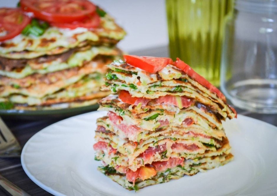 Кабачковый торт с помидорами и чесноком