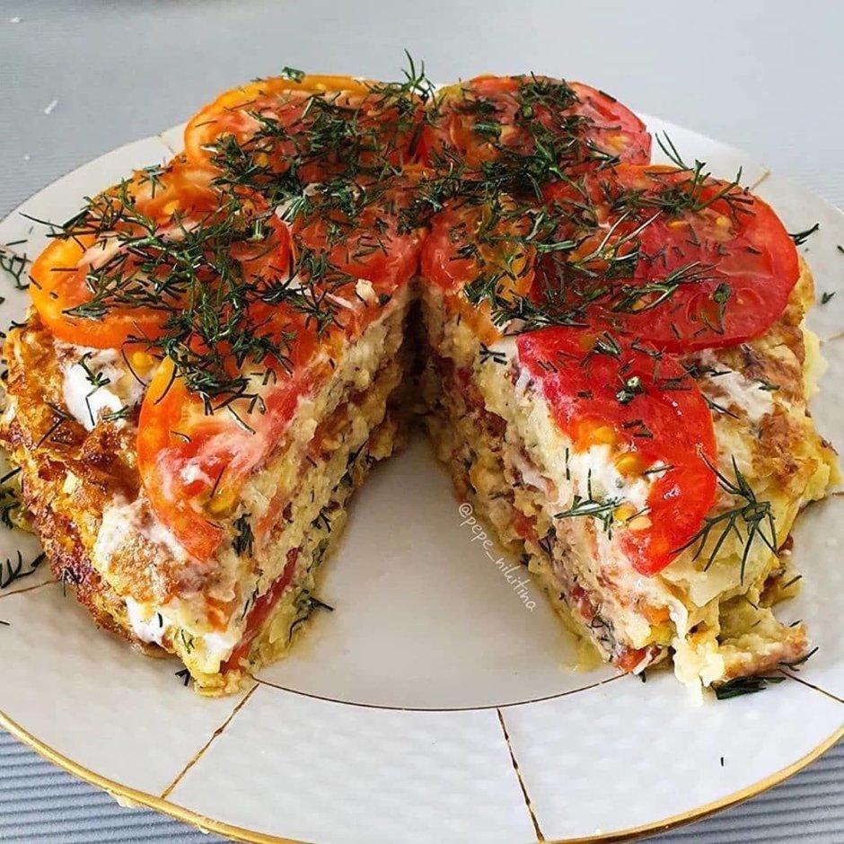 Торт из кабачков с помидорами и чесноком