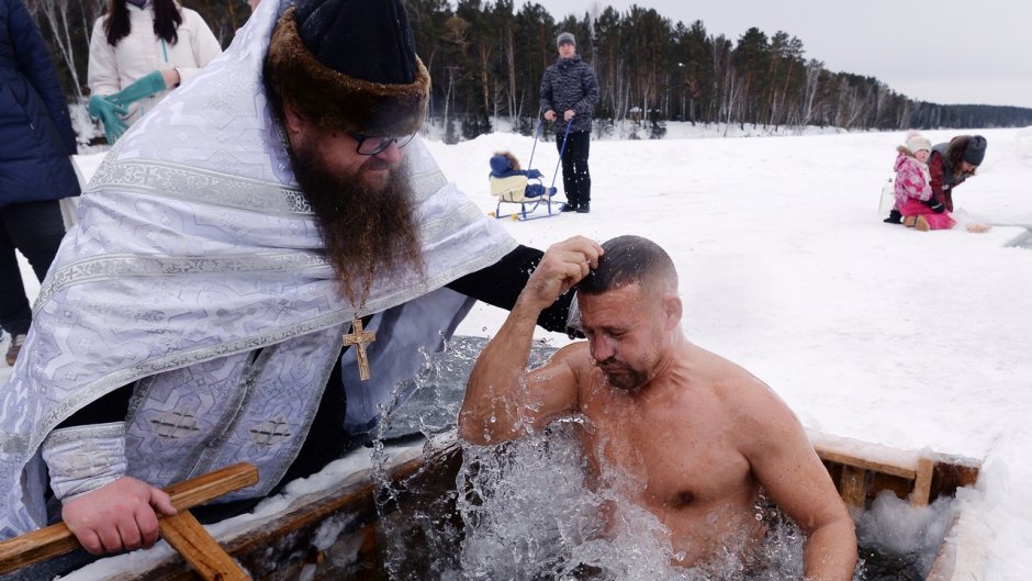 Мужчина в проруби