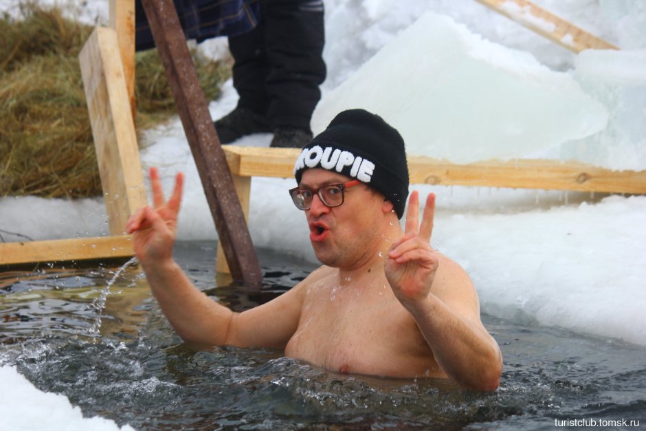 Человек в проруби