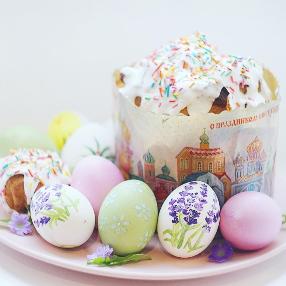 Пасхальные яйца и куличи