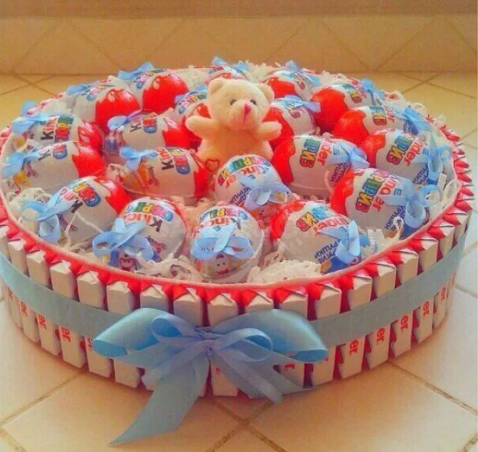 Подарок из киндеров