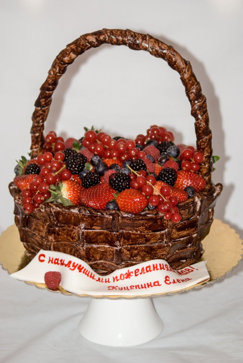 Торт корзина с клубникой