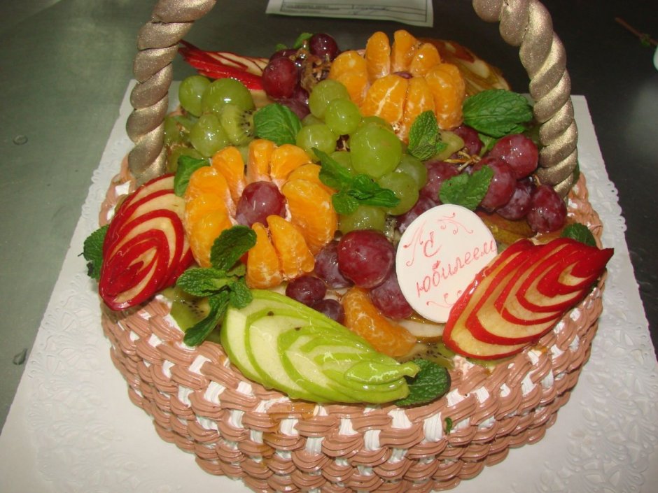 Торт корзинка с клубникой