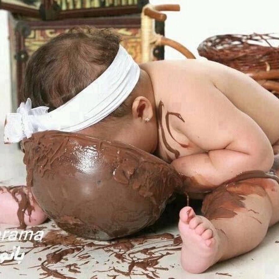 Девушка с шоколадкой