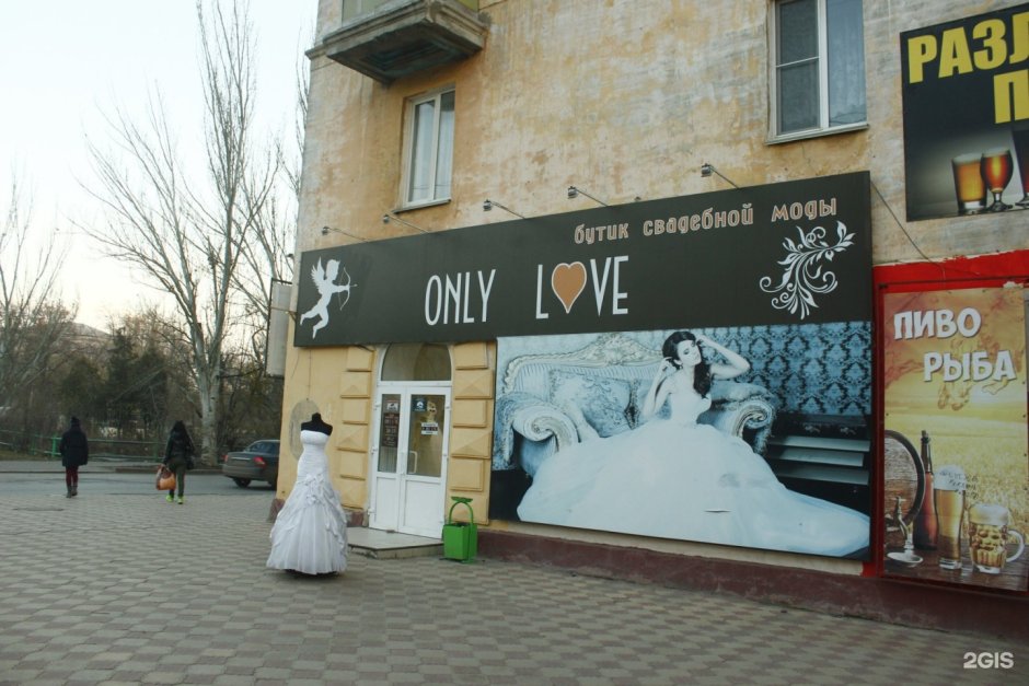 Свадебное платье на черном фоне