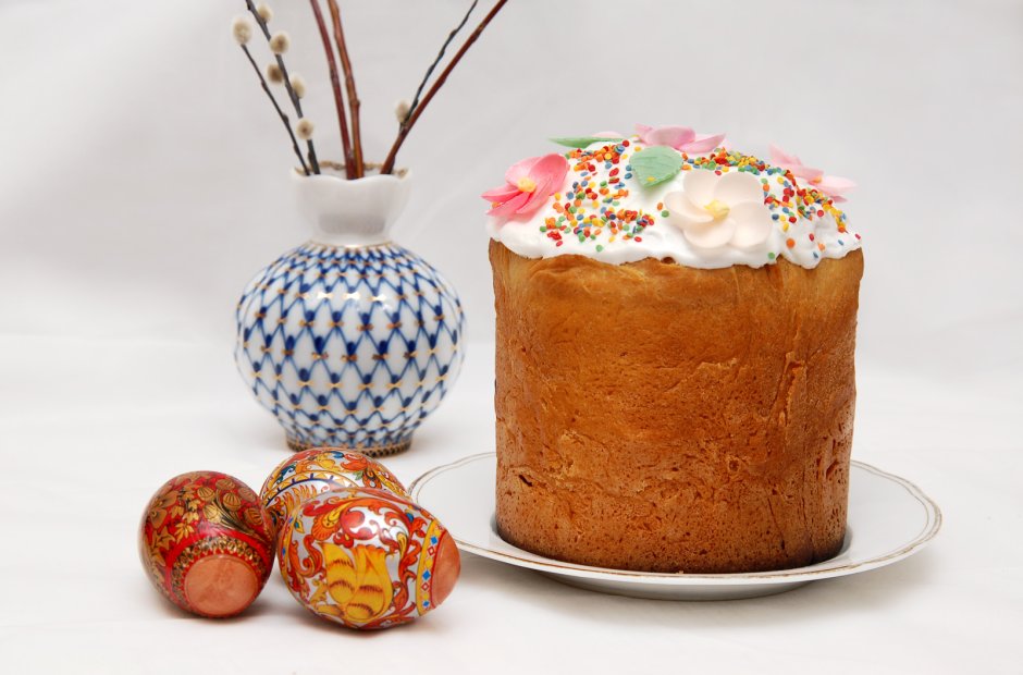Пасхальные яйца и куличи