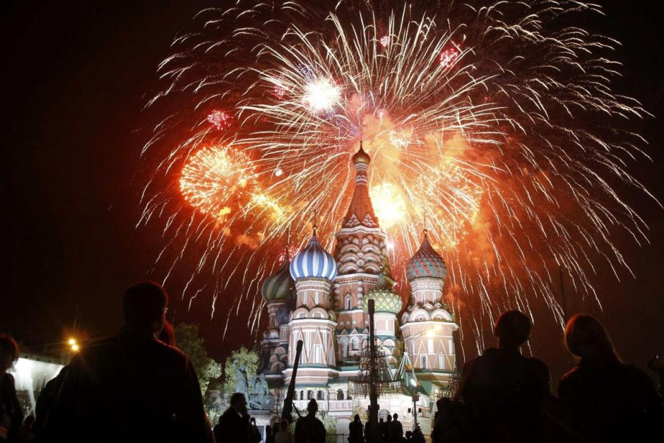 Праздничный фейерверк в России