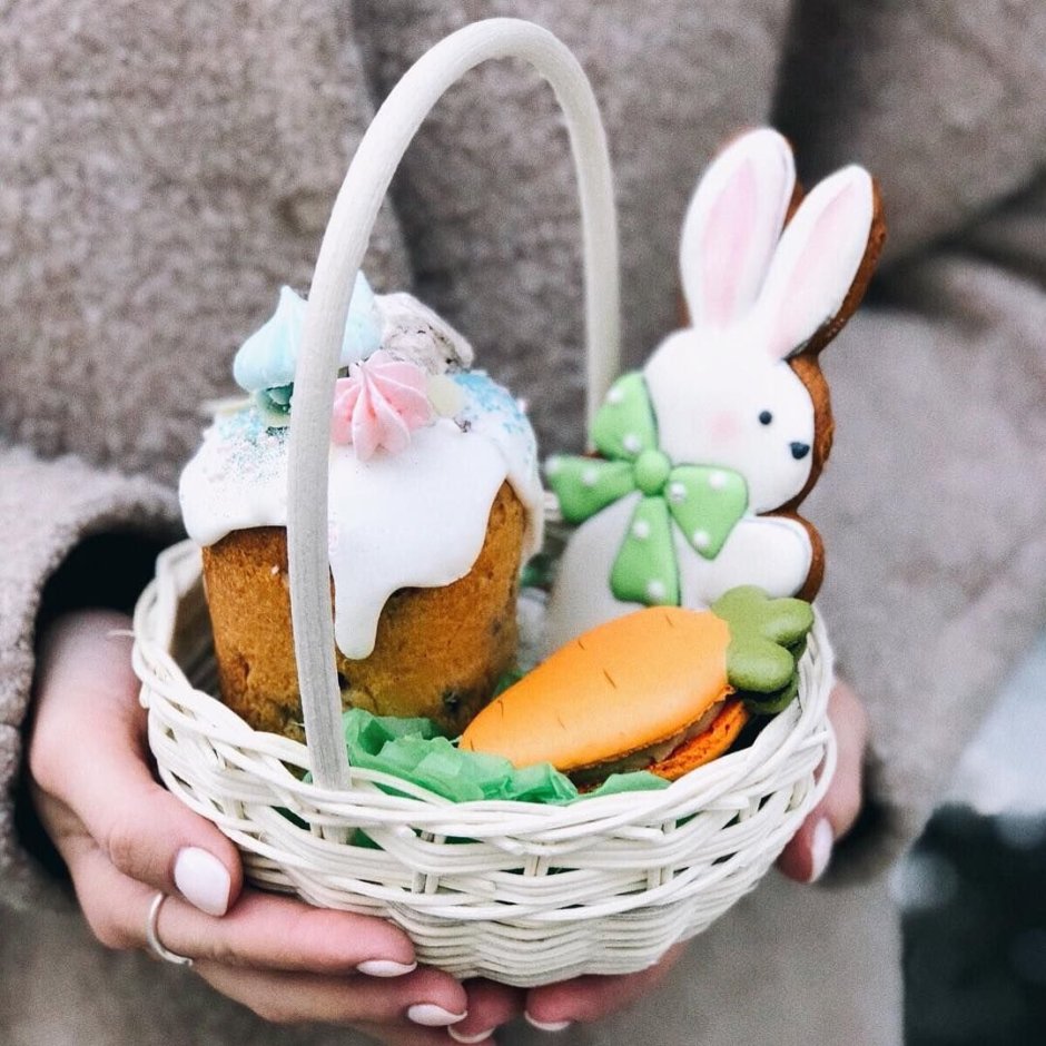 Пасхальная корзина с пряниками