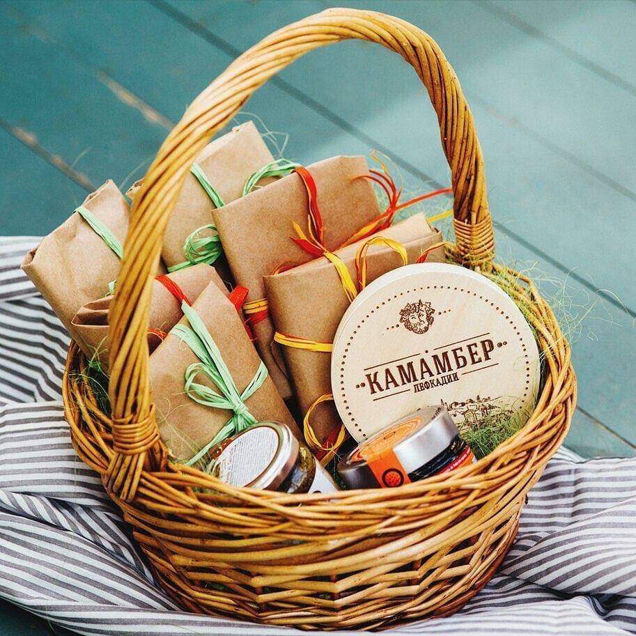 Корзина с сырами подарочная