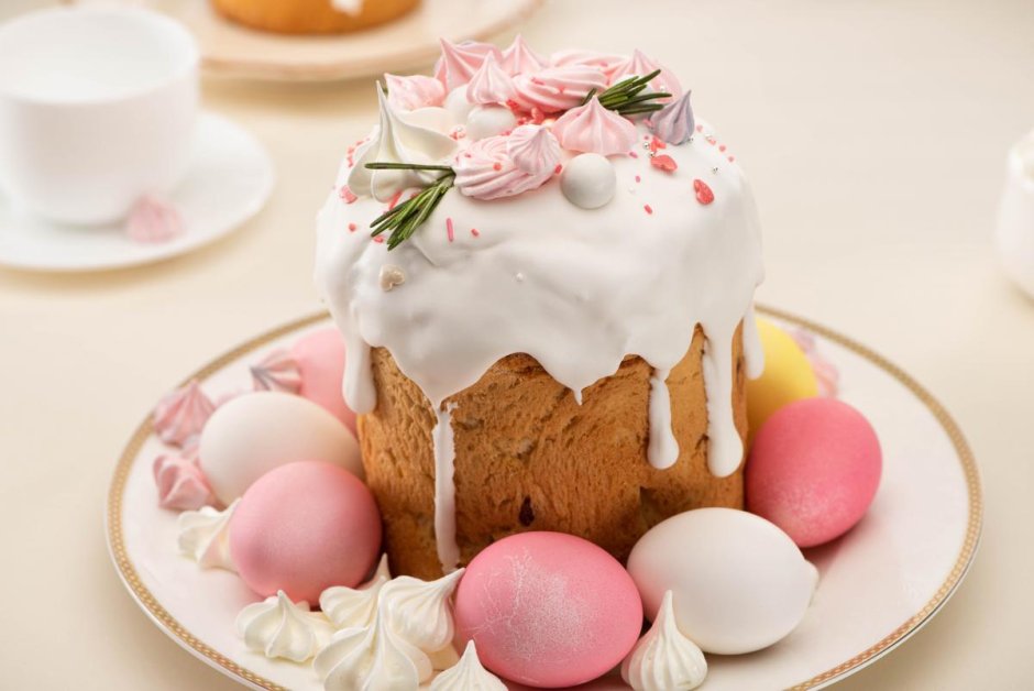 Кулич с пасхальными яйцами и безе