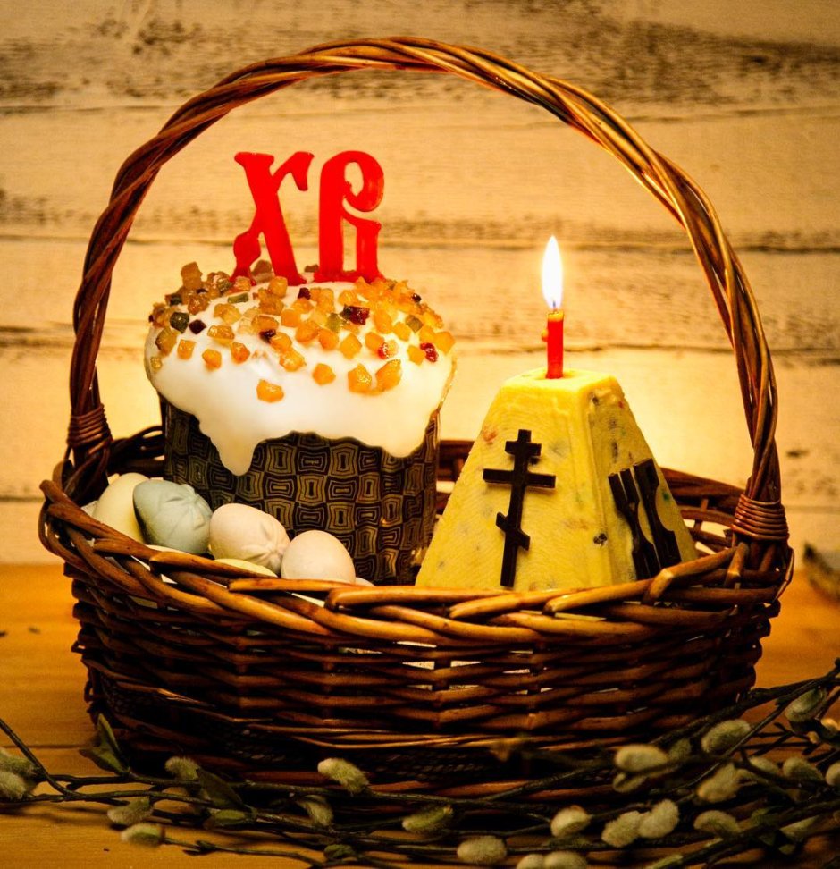 Корзина с куличами