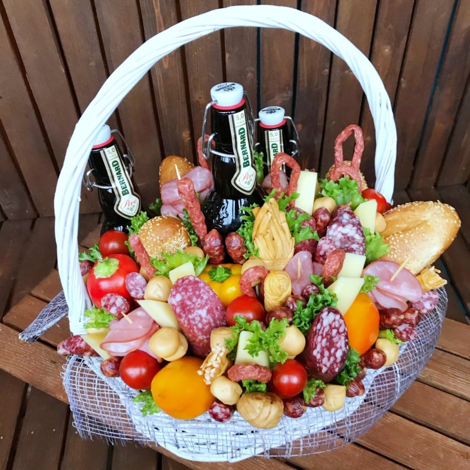 Корзина из колбасы для мужчины