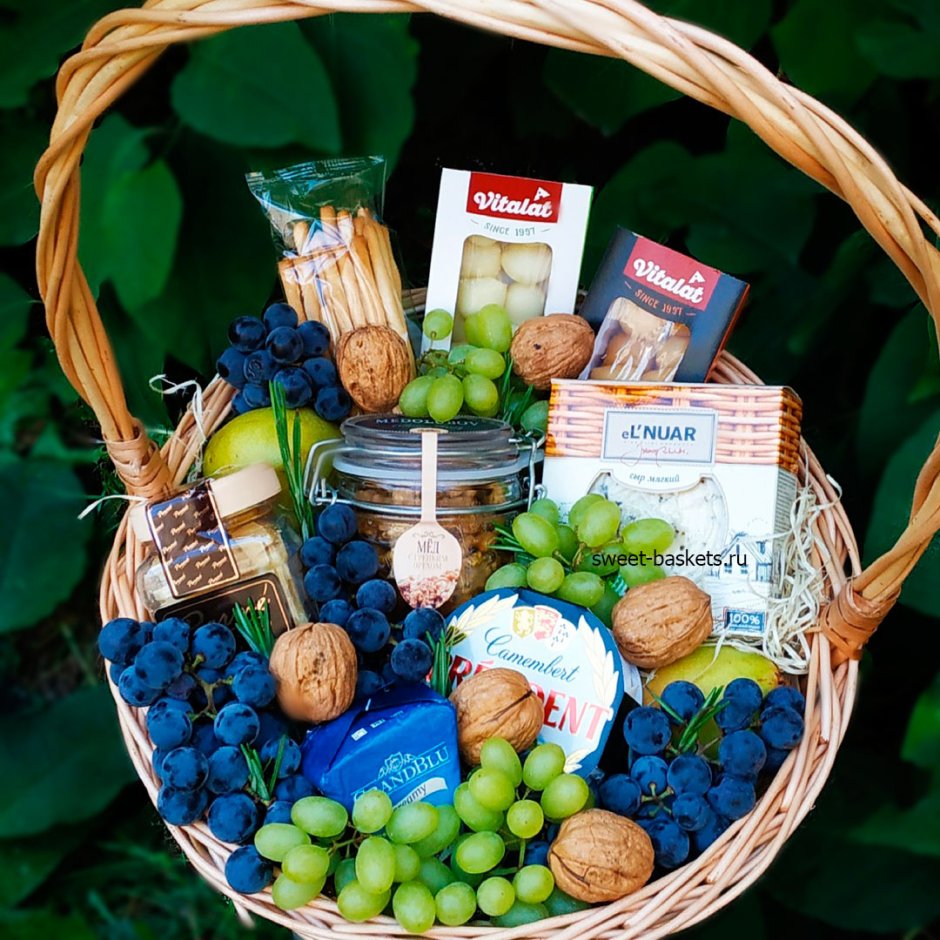 Корзина с сырами подарочная