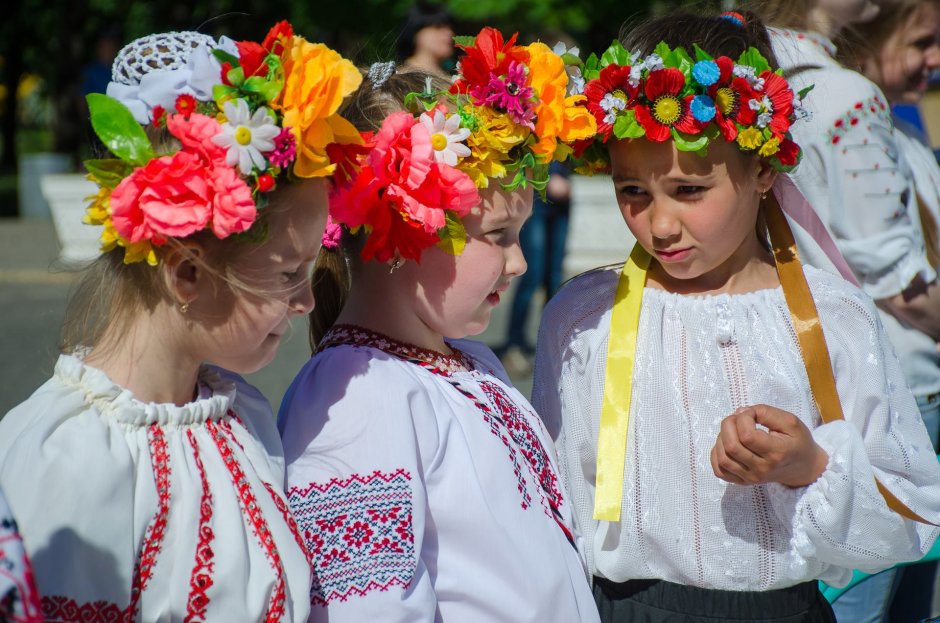 С днем вышиванки на украинском