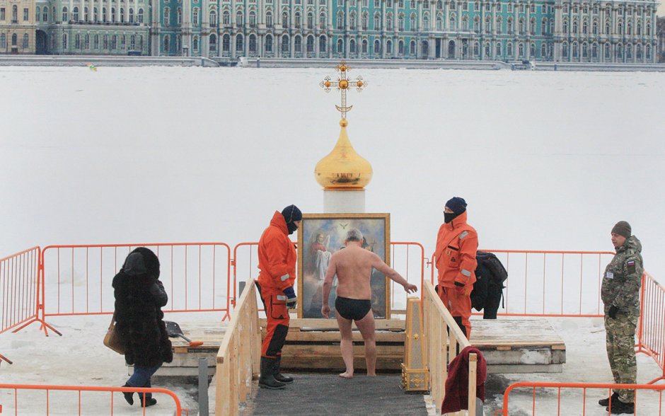 Женщина с ребенком в храме