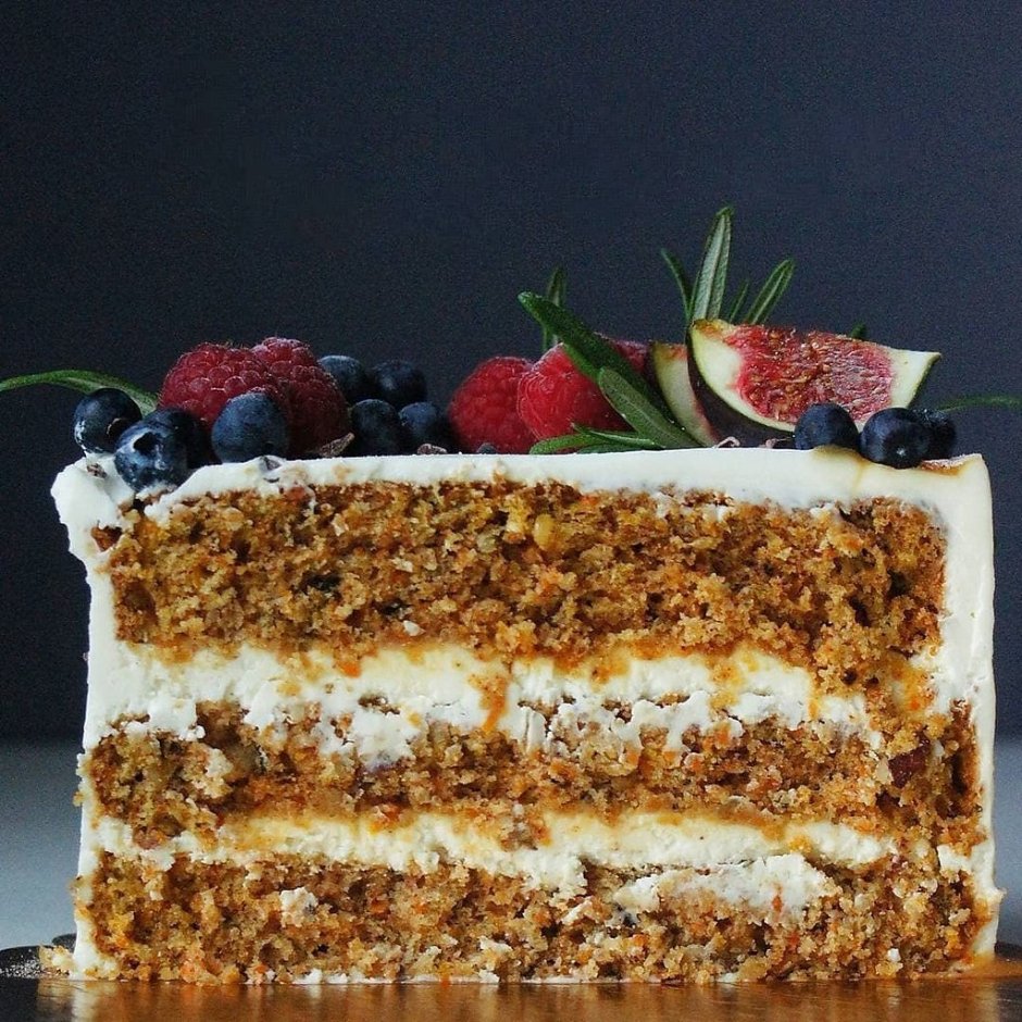 Морковный торт с карамелью и орехами