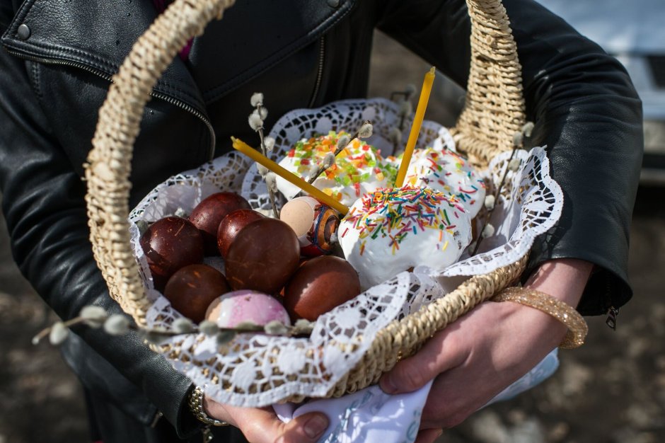 Пасхальная корзинка с куличами и яйцами
