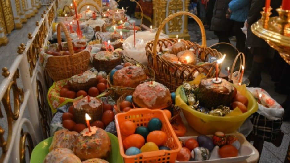 Освещение куличей в церкви