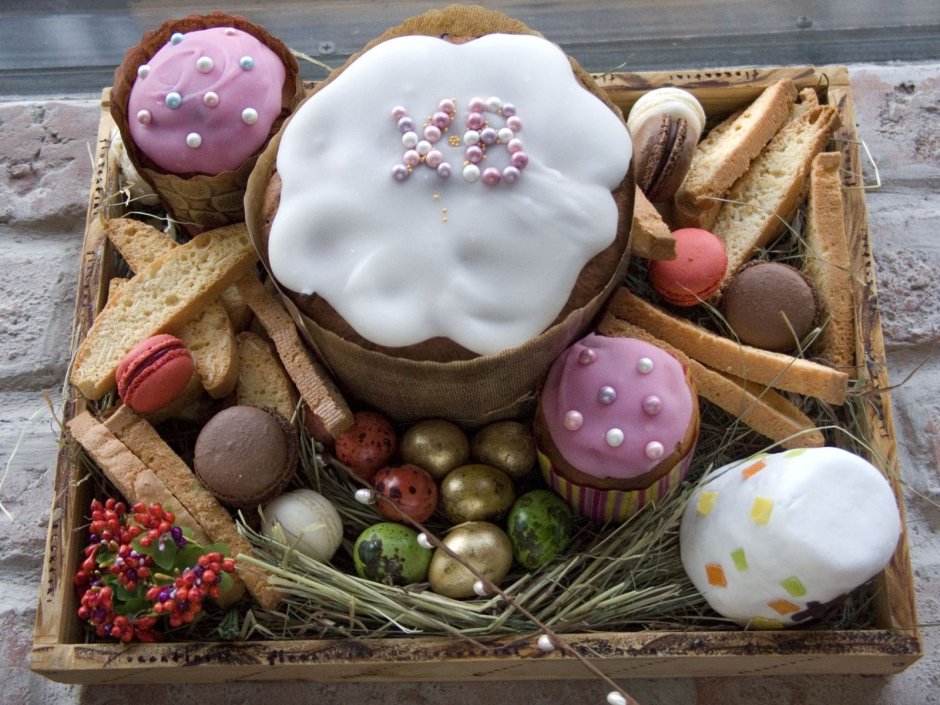 Пасхальная композиция с куличом