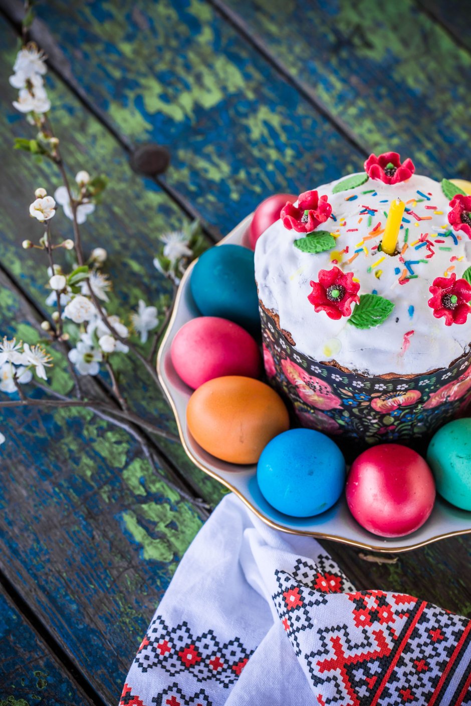Пасхальные яйца и куличи