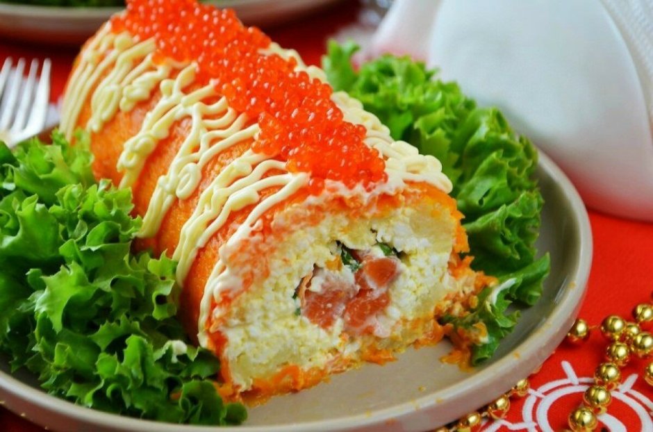 Салат Царский с красной икрой и семгой рулетом