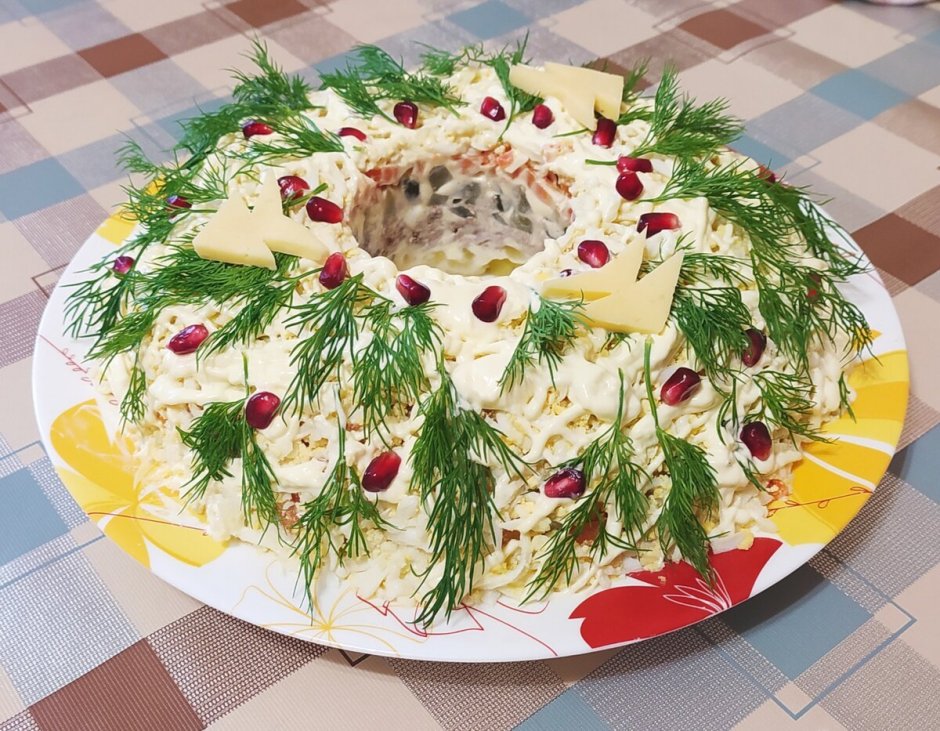 Салат "Рождественский венок" (с курицей и орехами)