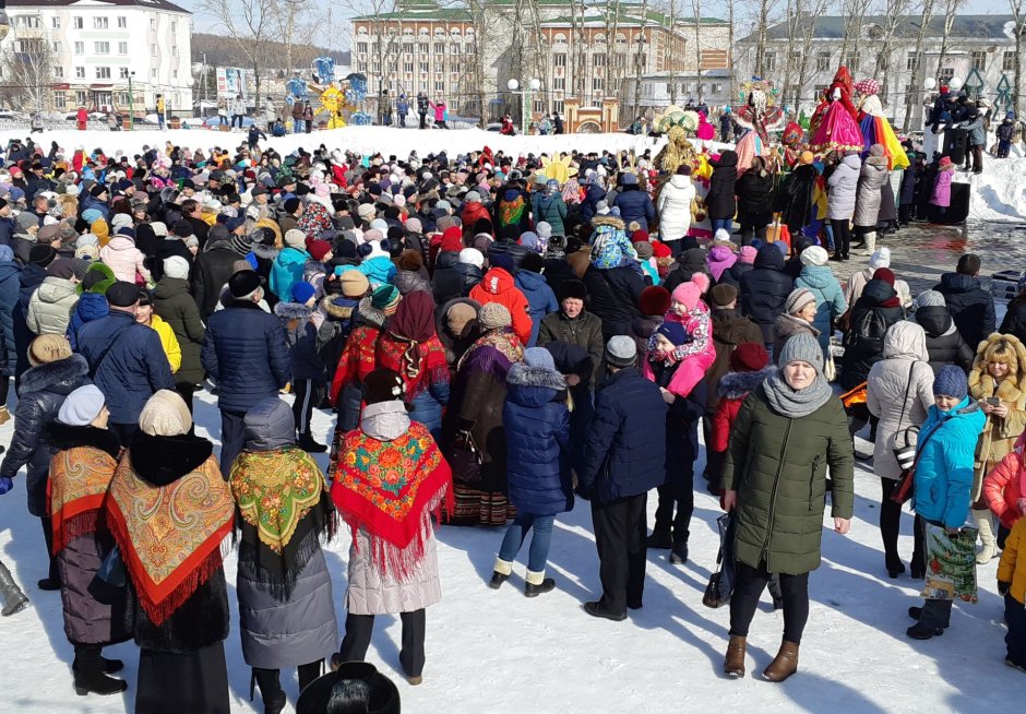 Поедание блинов на Масленицу