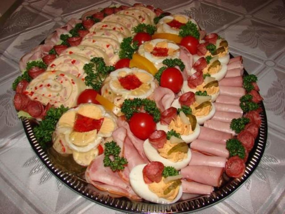 Нарезка на праздничный стол мясная на новый год