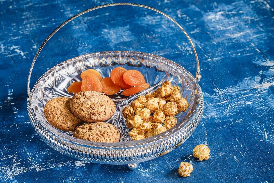 Поднос с орехами и сухофруктами