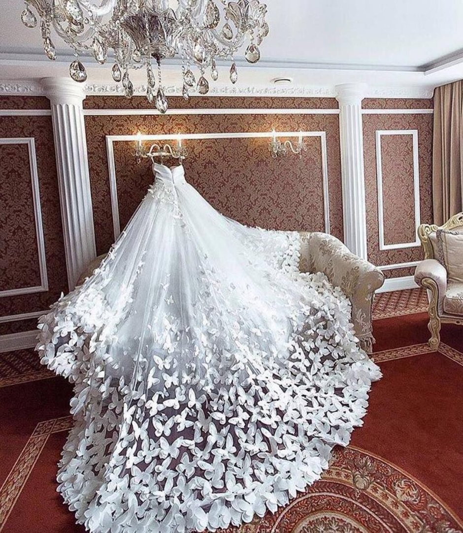 Свадебное платье пышное с бабочками